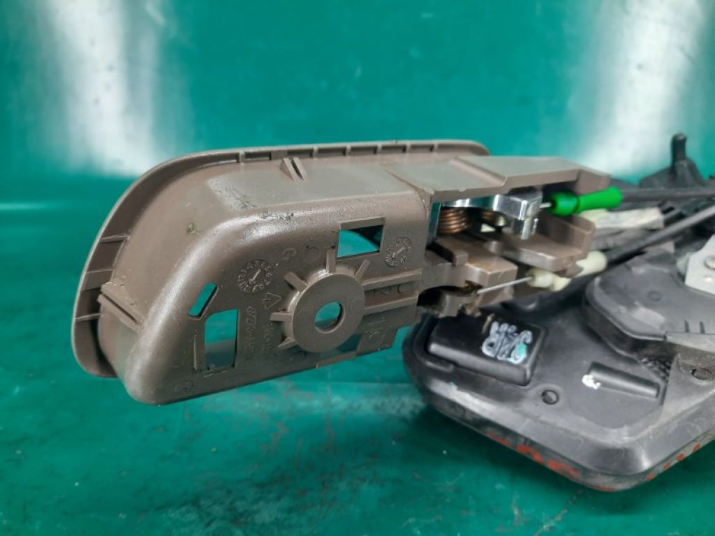 69050-AA020 | Замок двери задн. прав. TOYOTA CAMRY 30 02-06 - Фото 4