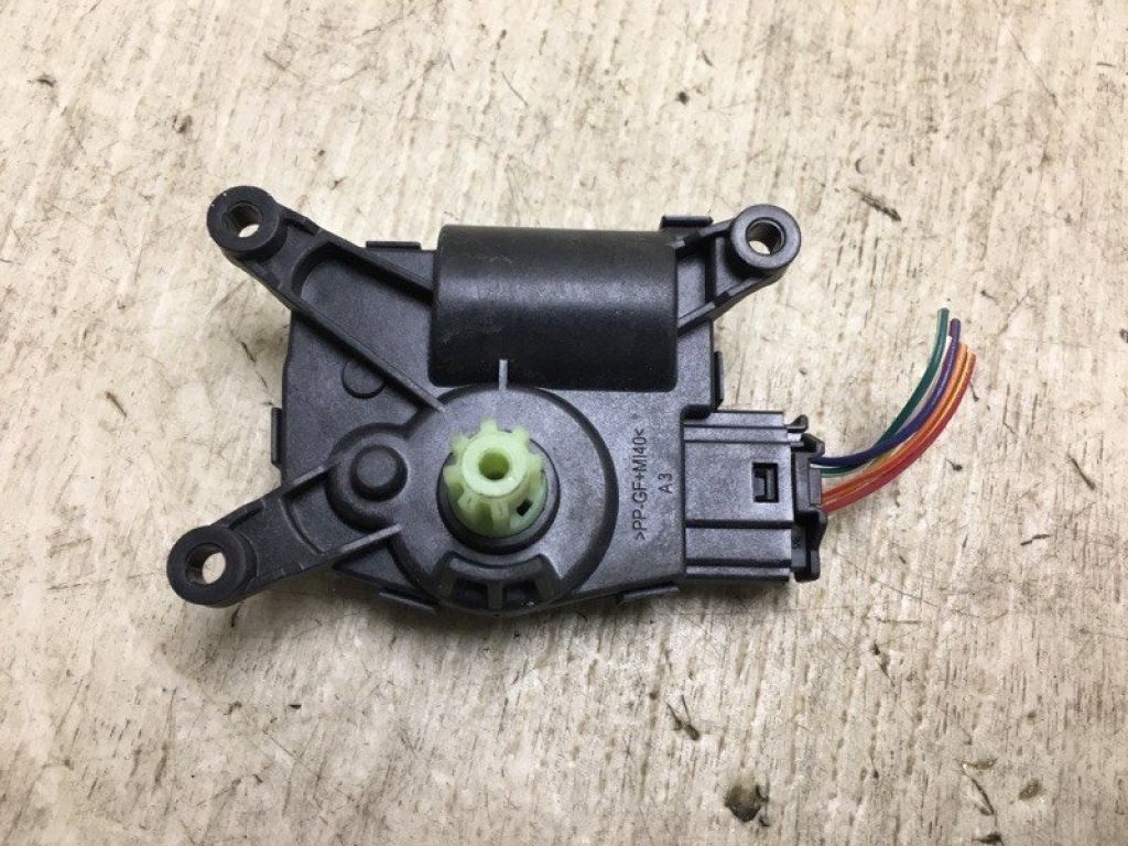 68223051AA | Моторчик заслонки печки CHRYSLER 200 14-16