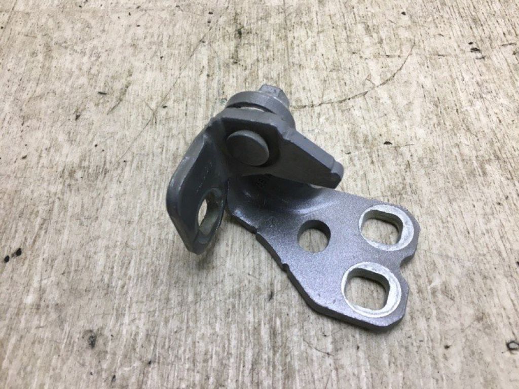 68214361AC | Петля двери верхняя задн. лев. CHRYSLER 200 14-16