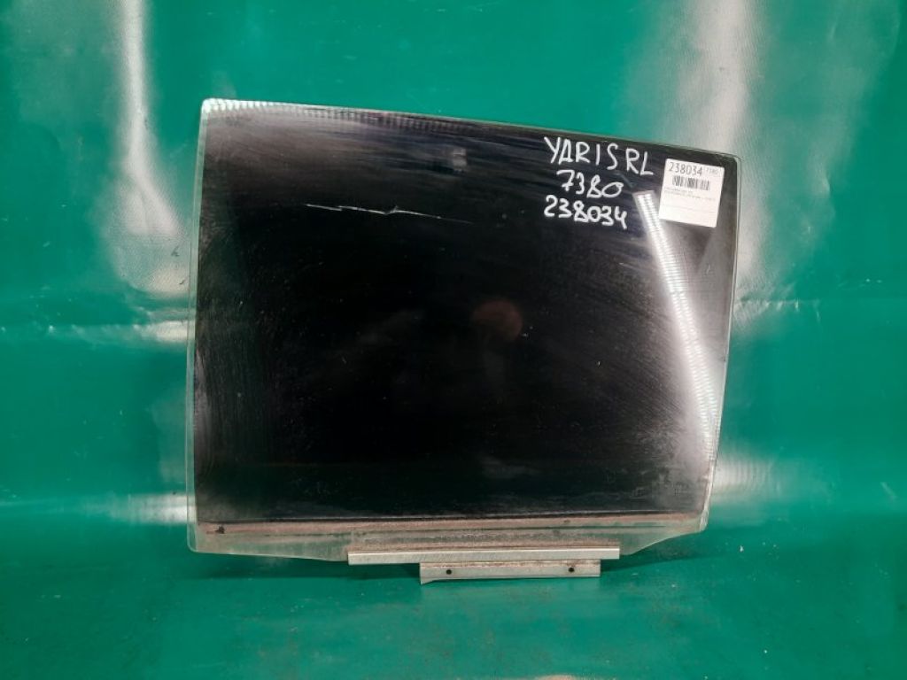 68140-52211 | Скло дверей задн. лів. TOYOTA YARIS 05–11
