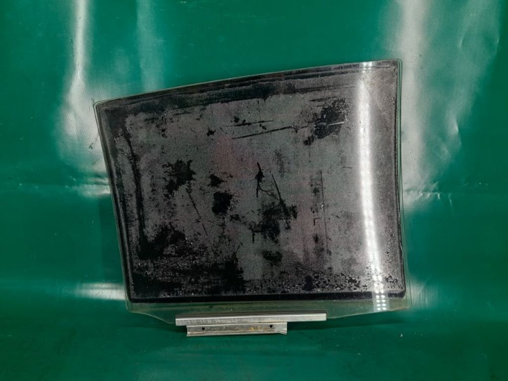 68140-52211 | Скло дверей задн. лів. TOYOTA YARIS 05–11 - Фото 2