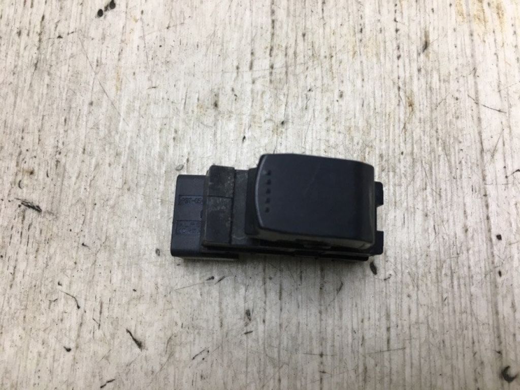 37995-62J00 | Кнопка стеклоподъемника задн. лев. SUZUKI SX4 06-13