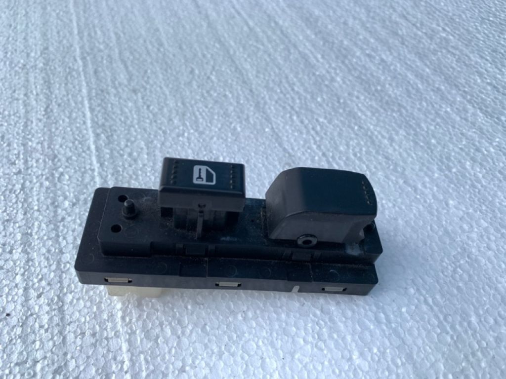 37995-64J00 | Кнопка стеклоподъемника передн. прав. SUZUKI GRAND VITARA 05-15