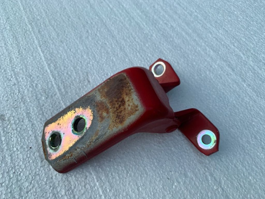 69320-65J00 | Петля двері нижня передн. прав. SUZUKI GRAND VITARA 05-15