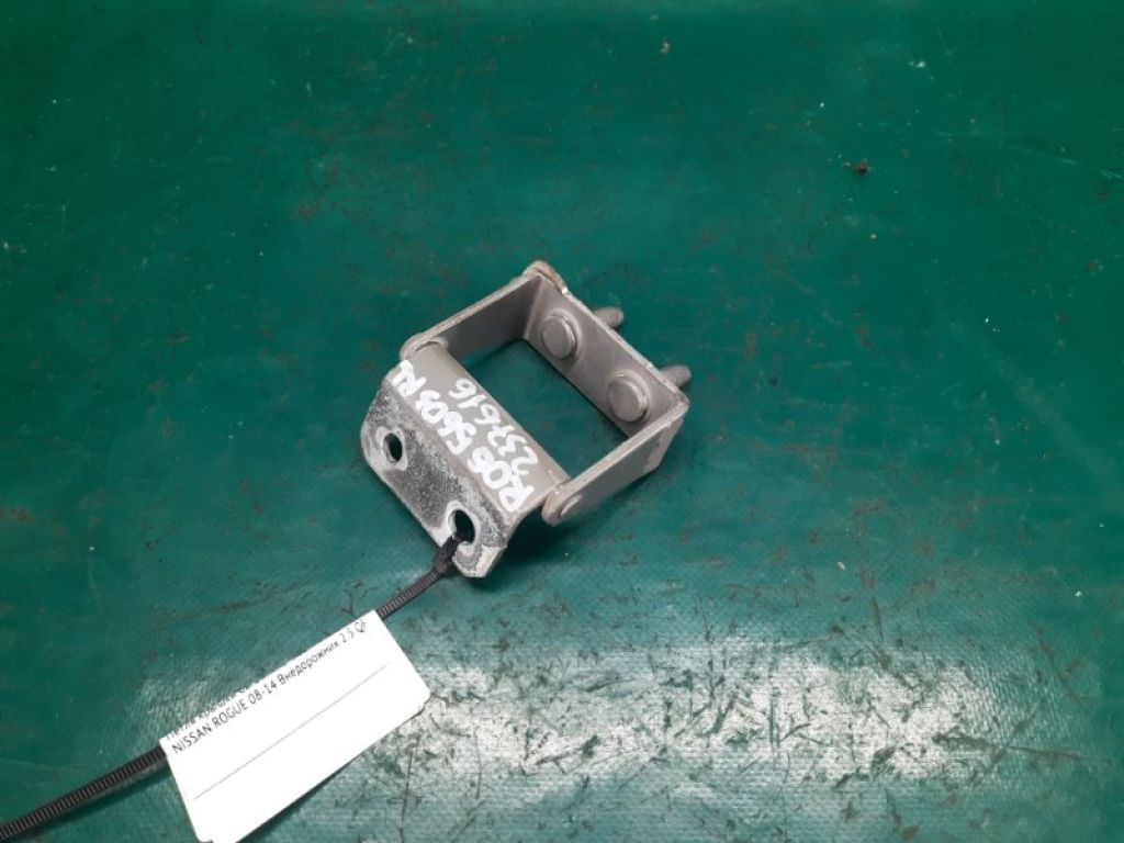 90400-JM00A | Петля крышки багажника лев. NISSAN ROGUE 08-15