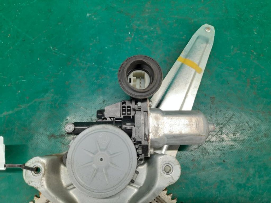 69804-52090 | Стеклоподъемник задн. лев. TOYOTA YARIS 05–11 - Фото 4