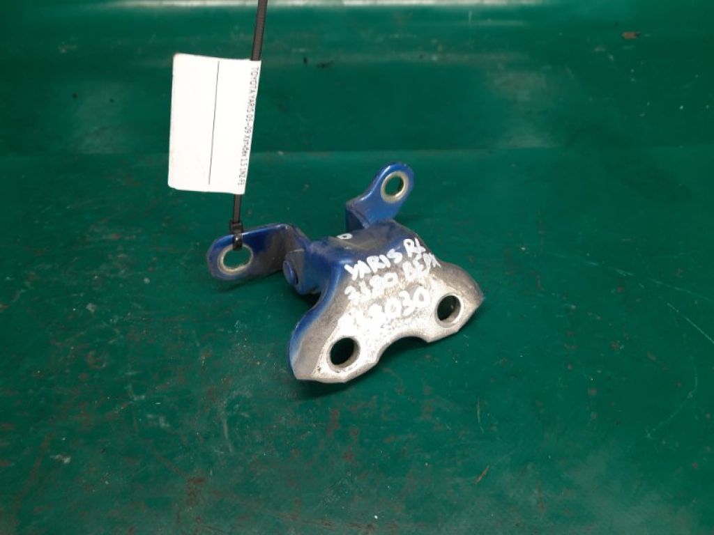 68760-20121 | Петля двери верхняя задн. лев. TOYOTA YARIS 05–11