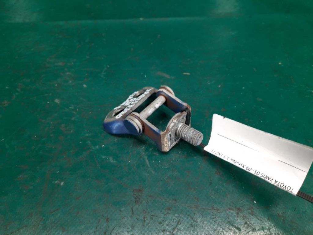 68801-52010 | Петля крышки багажника прав. TOYOTA YARIS 05–11 - Фото 3