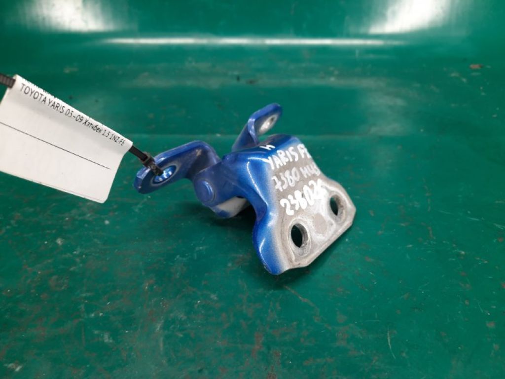 68730-33021 | Петля двери нижняя передн. прав. TOYOTA YARIS 05–11