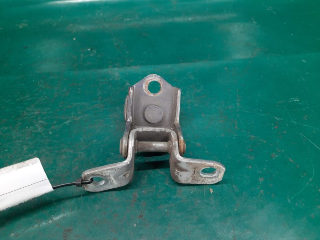 E112-72-240 | Петля двері нижня задн. прав. MAZDA 3 BK 03-08 - Фото 4