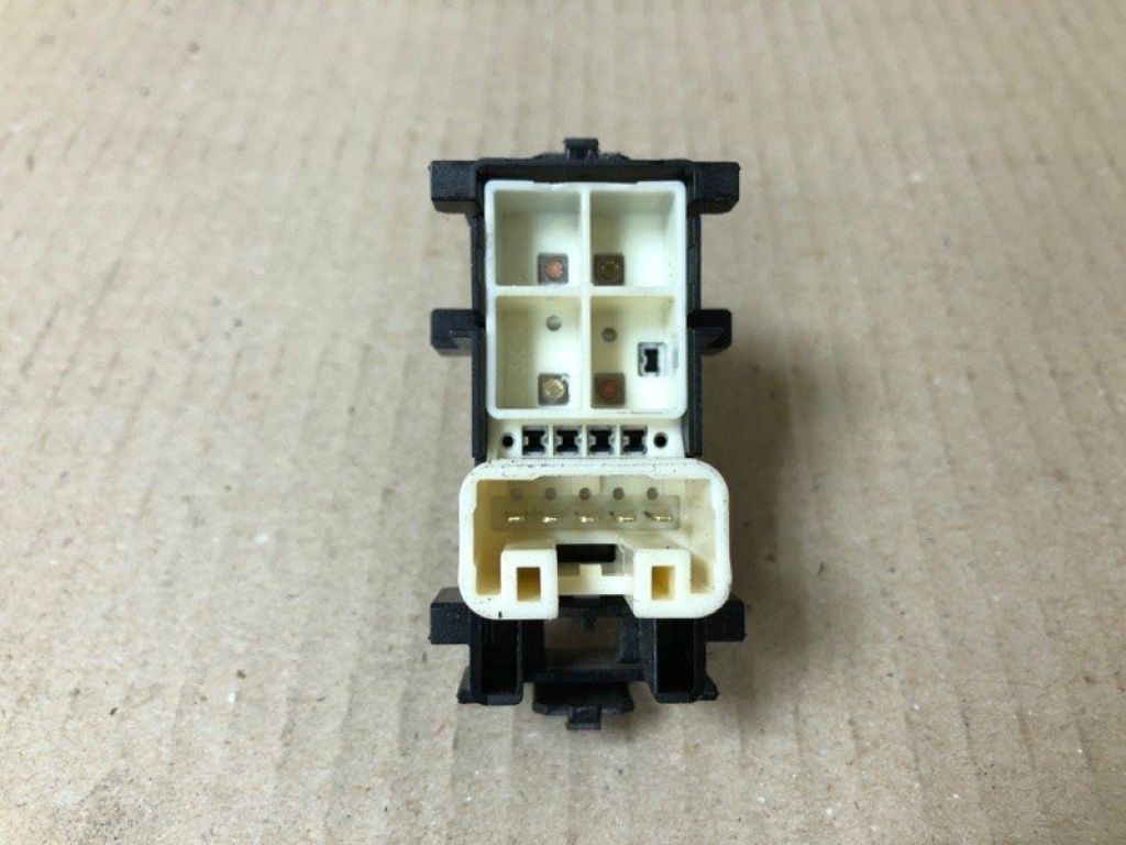 84810-06030 | Кнопка склопідіймача задн. TOYOTA CAMRY 50 12-15 - Фото 2