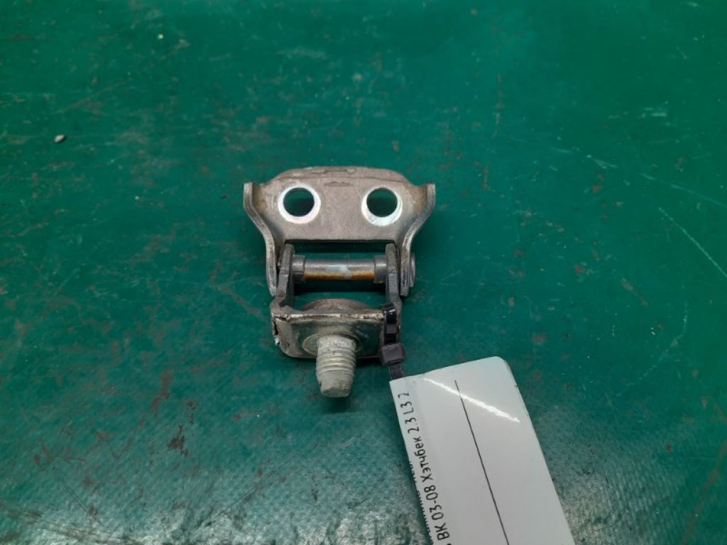 D350-62-210A | Петля крышки багажника лев. MAZDA 3 BK 03-08 - Фото 4