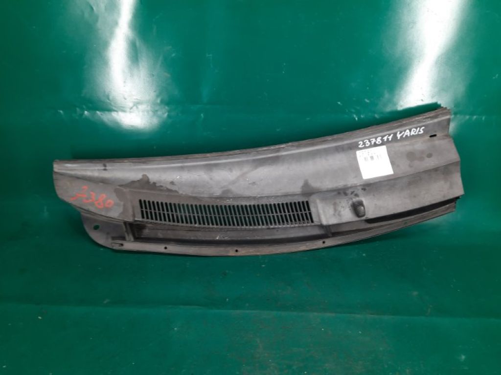 55708-52050 | Пластик под лобовое стекло / Жабо прав. TOYOTA YARIS 05–11