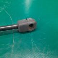 BP4K-63-620F | Амортизатор кришки багажника MAZDA 3 BK 03-08 - Прев'ю 3
