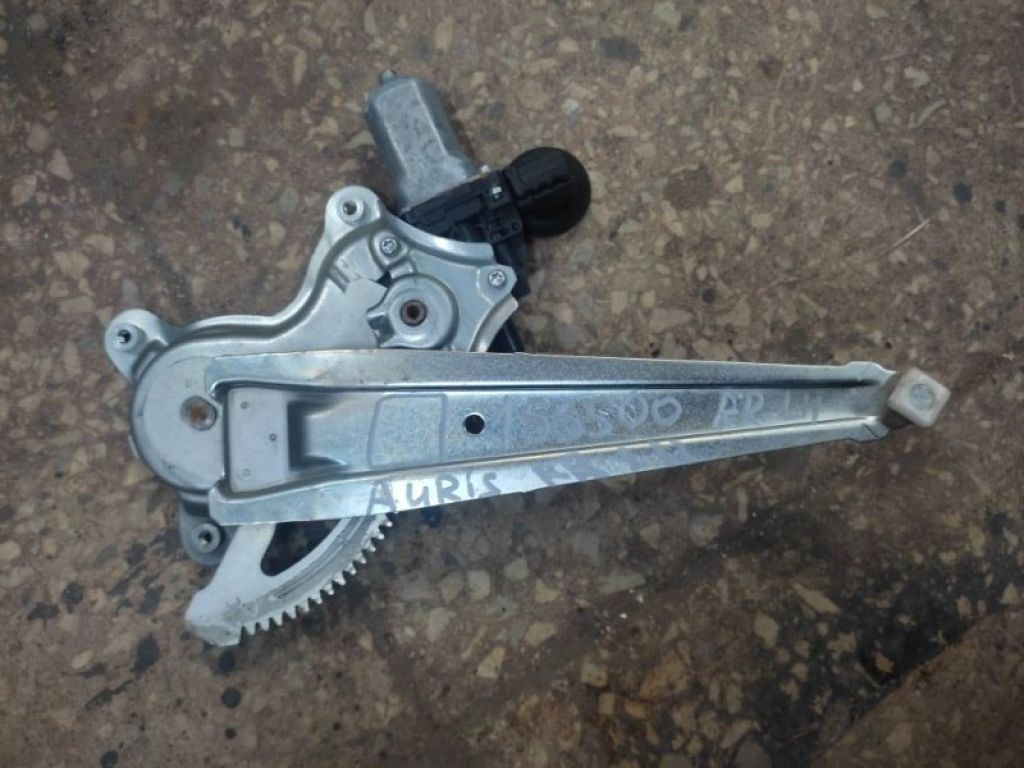 69804-12180 | Склопідйомник задн. лів. TOYOTA AURIS 06-12