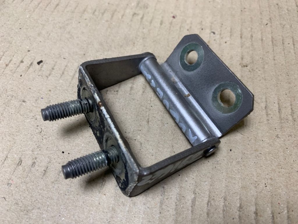 90400-JM00A | Петля крышки багажника лев. NISSAN ROGUE 08-15