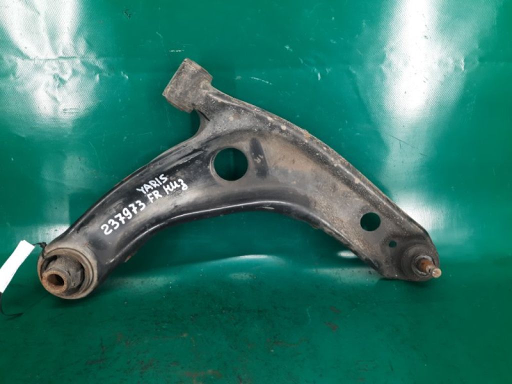 48068-59135 | Важіль передньої підвіски нижній прав. TOYOTA YARIS 05–11