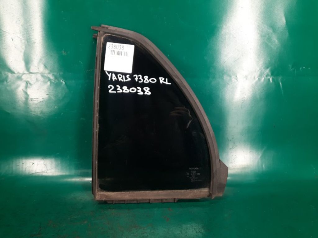68124-52130 | Стекло двери глухое задн. лев. TOYOTA YARIS 05–11