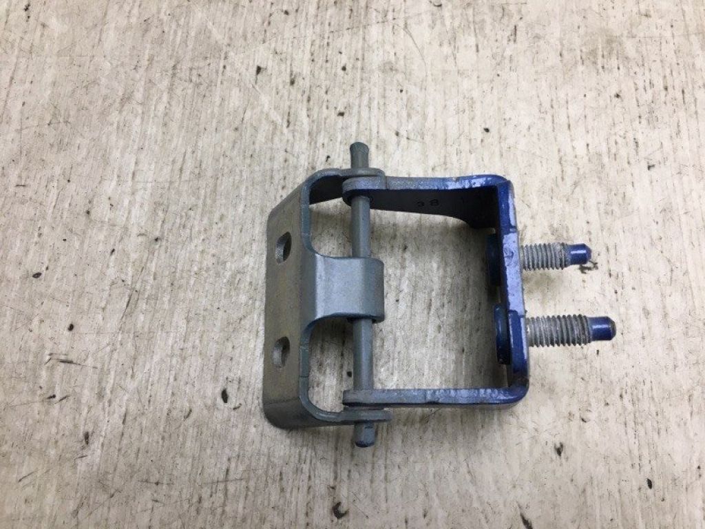 CP9Z-5842901-A | Петля крышки багажника лев. FORD FOCUS 10-18