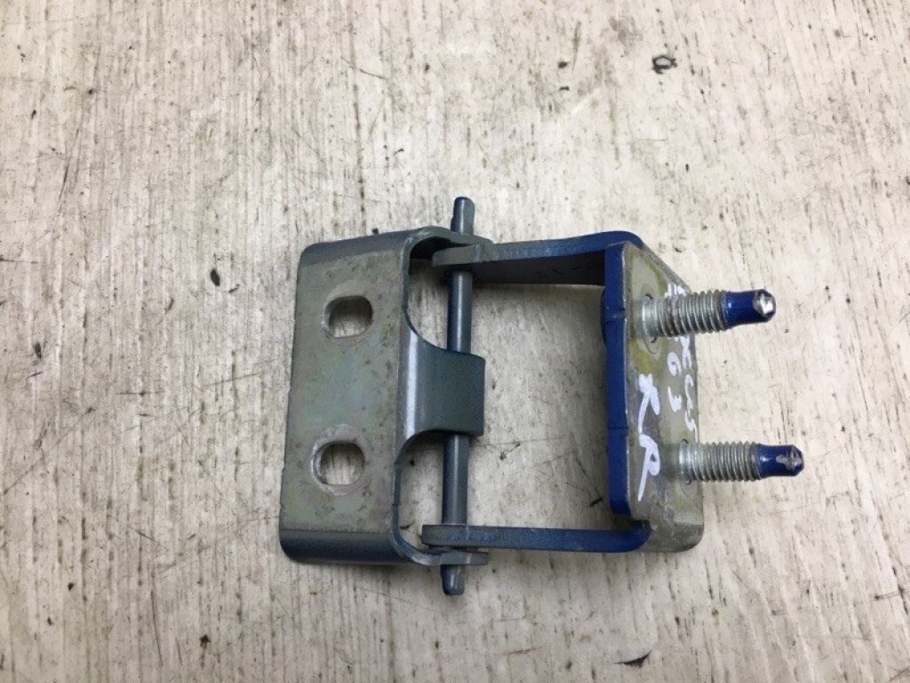 CP9Z-5842900-A | Петля кришки багажника прав. FORD FOCUS 10-18