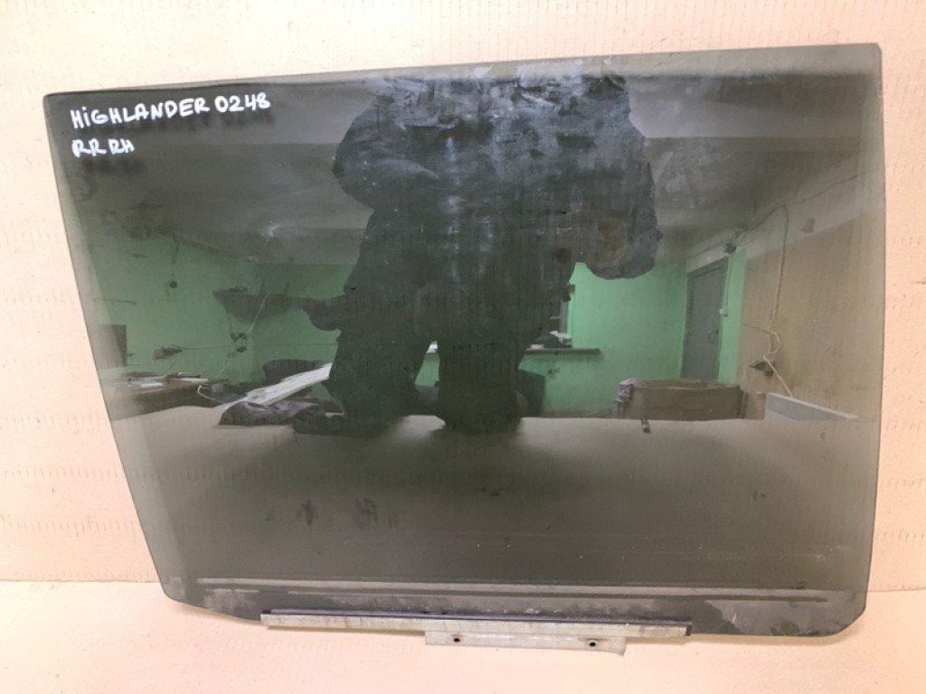 68113-48070 | Скло дверей задн. прав. TOYOTA HIGHLANDER 01-07