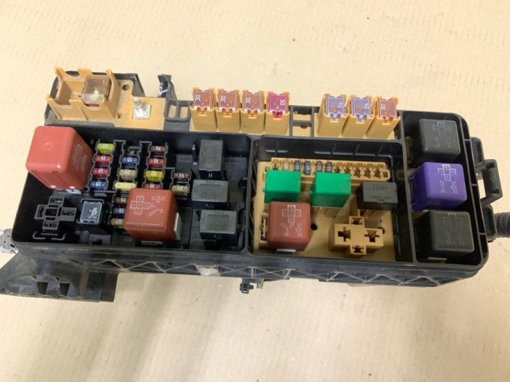 82720-48020 | Блок предохранителей моторный отсек TOYOTA HIGHLANDER 01-07