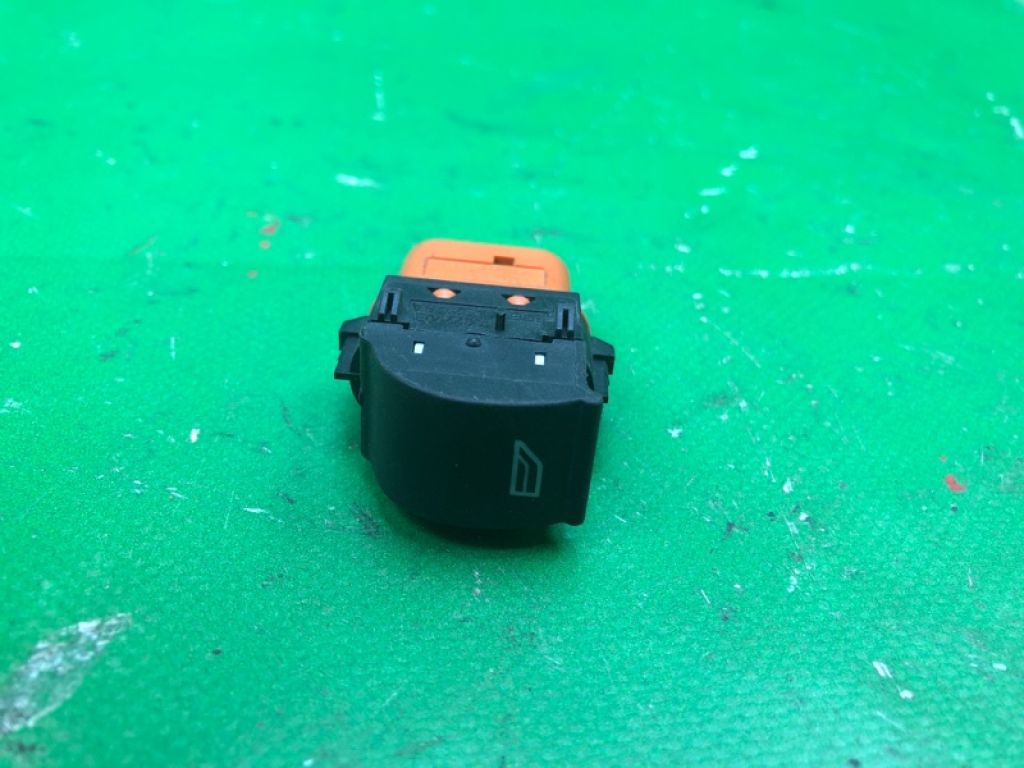 BM5Z-14529-A | Кнопка склопідіймача FORD FOCUS 10-18