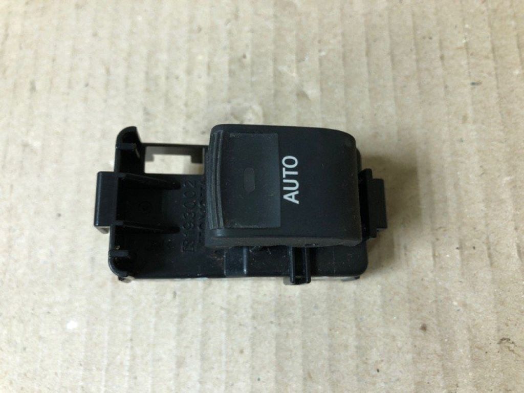 84810-0T010 | Кнопка склопідіймача задн. прав. TOYOTA VENZA 09-16