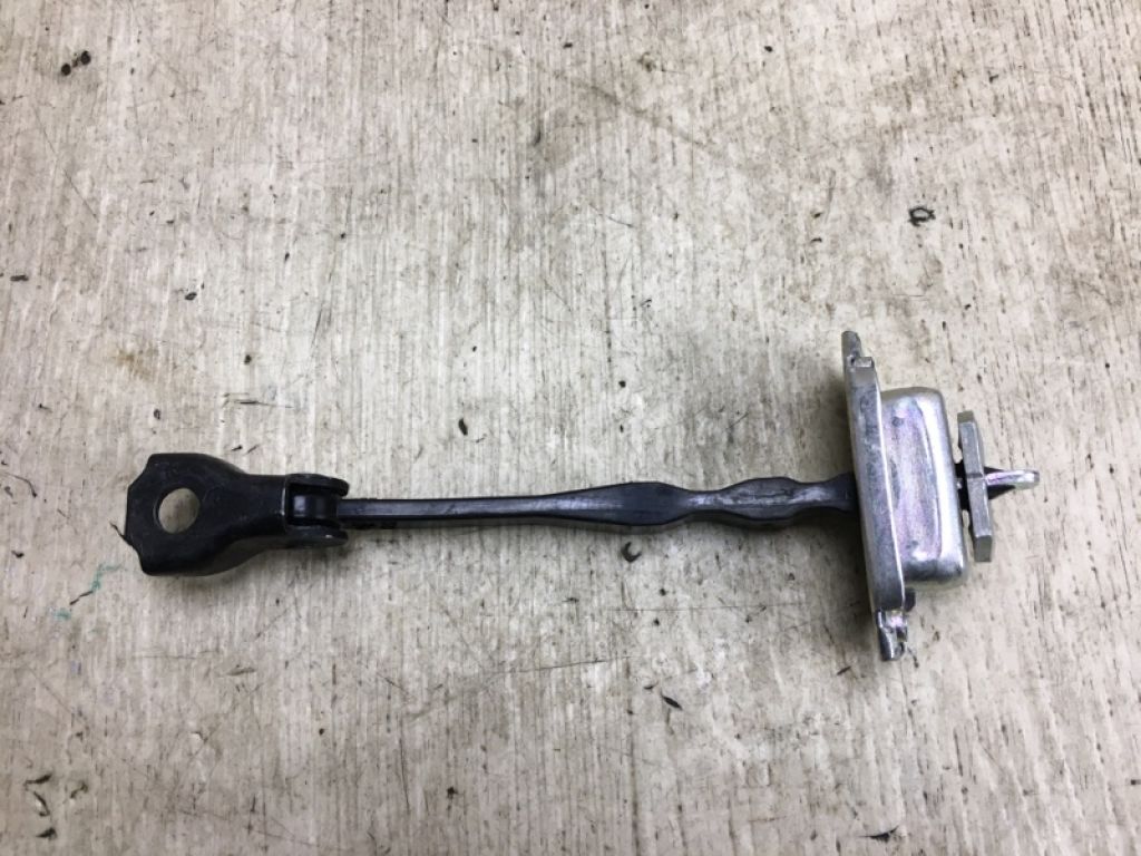 82430-5HA0A | Обмежувач дверей задн. NISSAN X-TRAIL/ROGUE T32 13-20