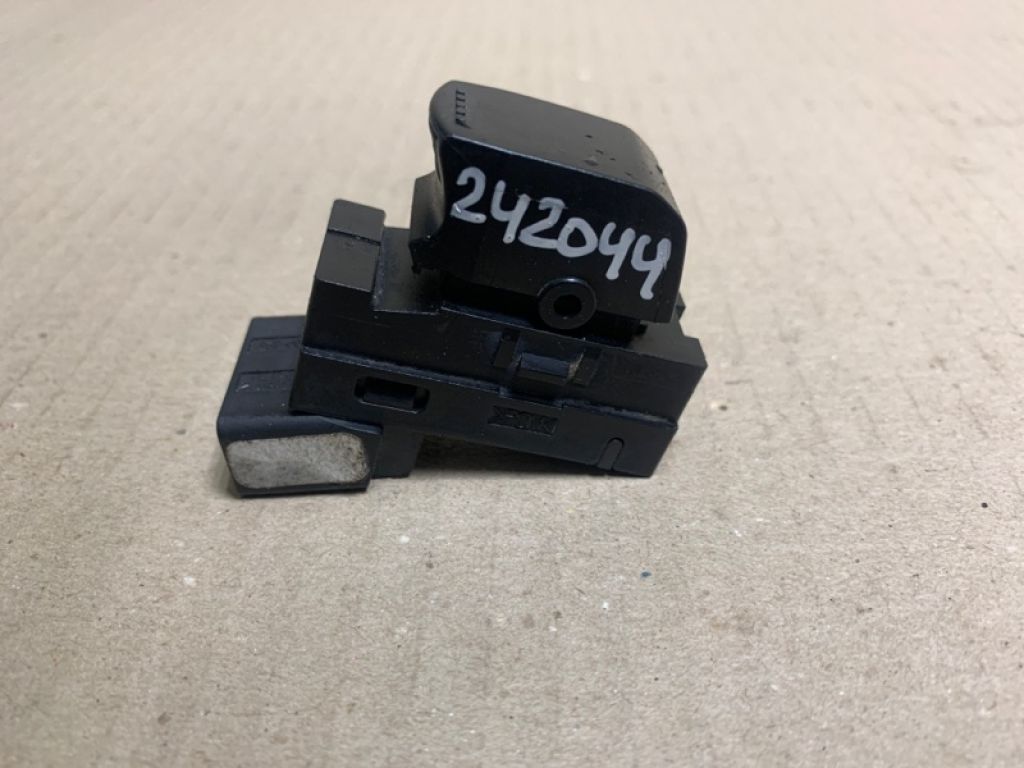37995-62J00 | Кнопка склопідіймача задн. SUZUKI SX4 06-13