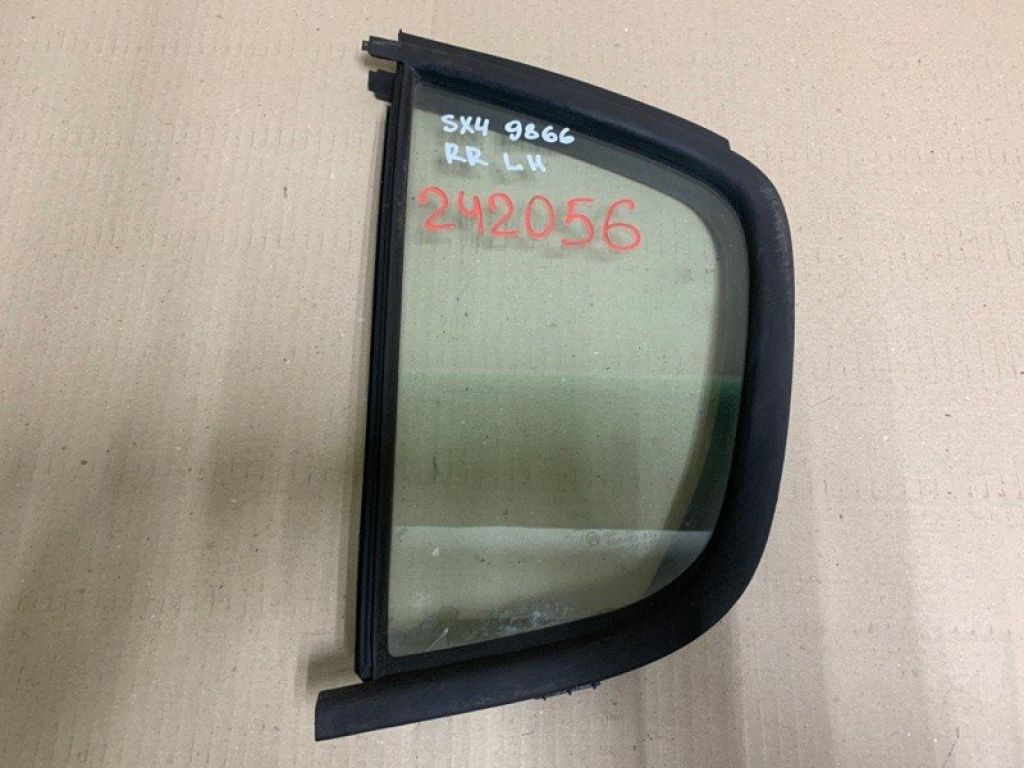 84556-75KA0 | Скло дверей глухе задн. лів. SUZUKI SX4 06-13