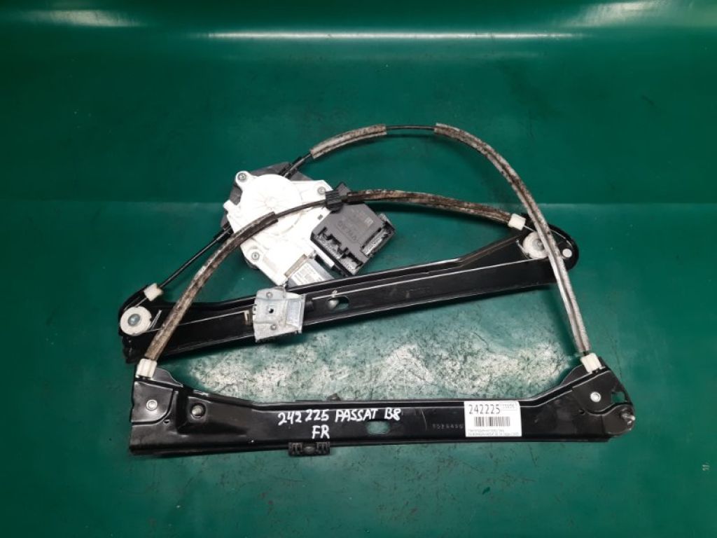561 837 462 D | Склопідйомник передн. прав. VOLKSWAGEN PASSAT B8 14-