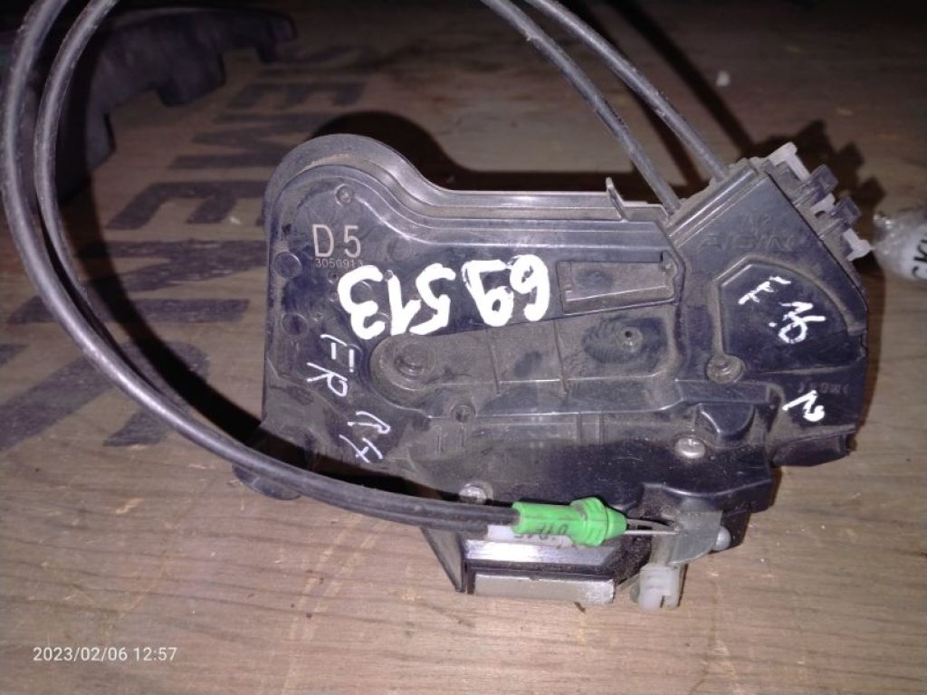 69030-02220 | Замок двері передн. прав. TOYOTA AURIS 06-12