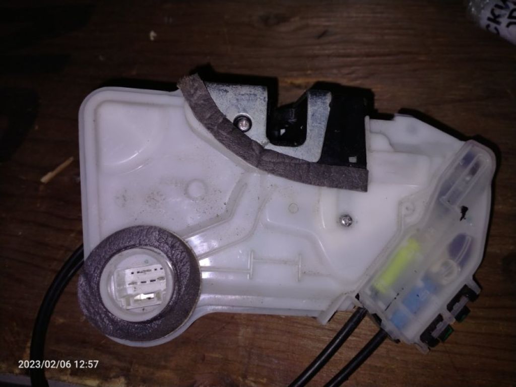 69030-02220 | Замок двері передн. прав. TOYOTA AURIS 06-12 - Фото 2