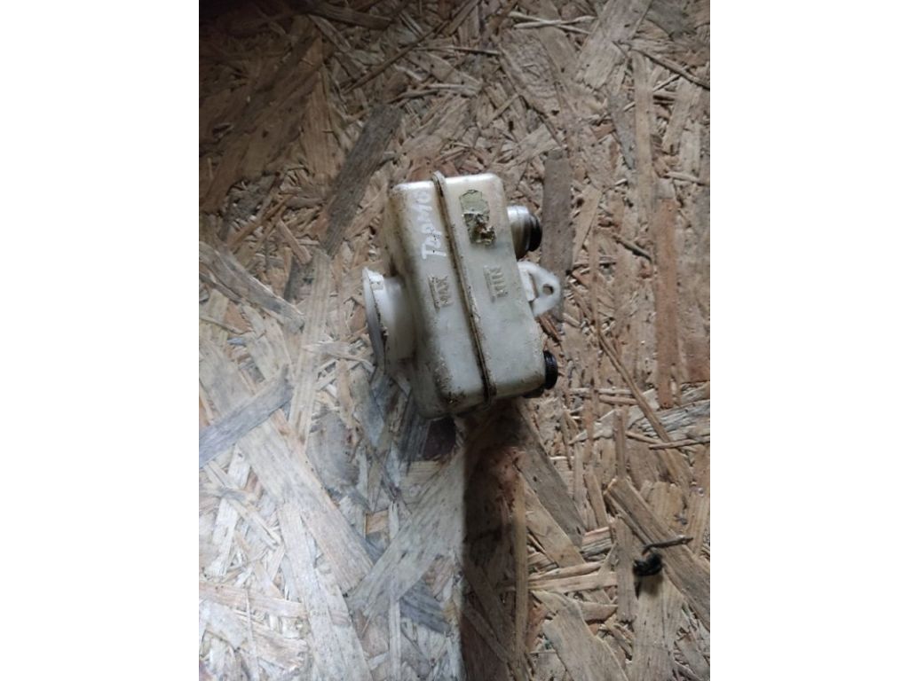 Бачок головного гальмівного циліндра SUBARU FORESTER SG 02-07 - Фото 2
