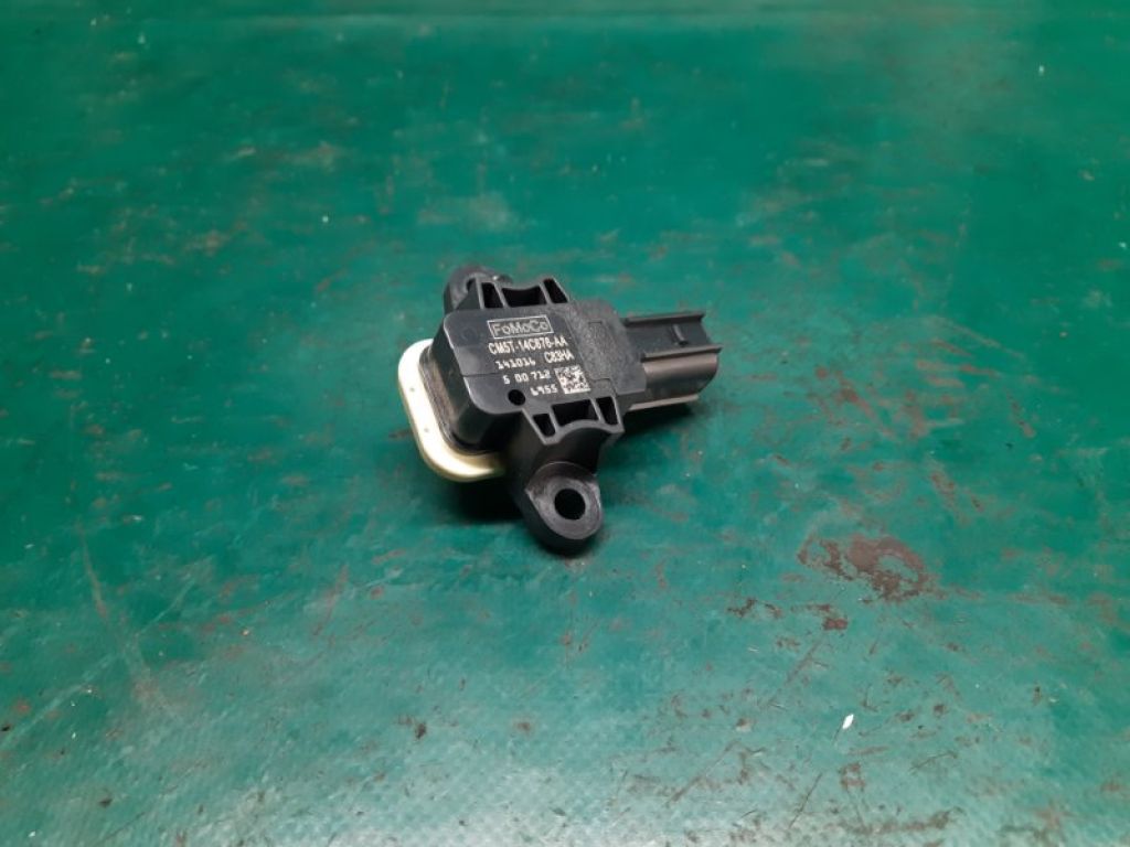 HM5Z-14B345-A | Датчик удара передн. прав. FORD FOCUS 10-18