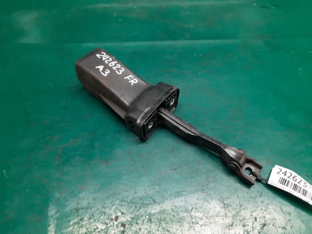 8V5 837 249 | Ограничитель двери передн. прав. AUDI A3 (8V) 12–17