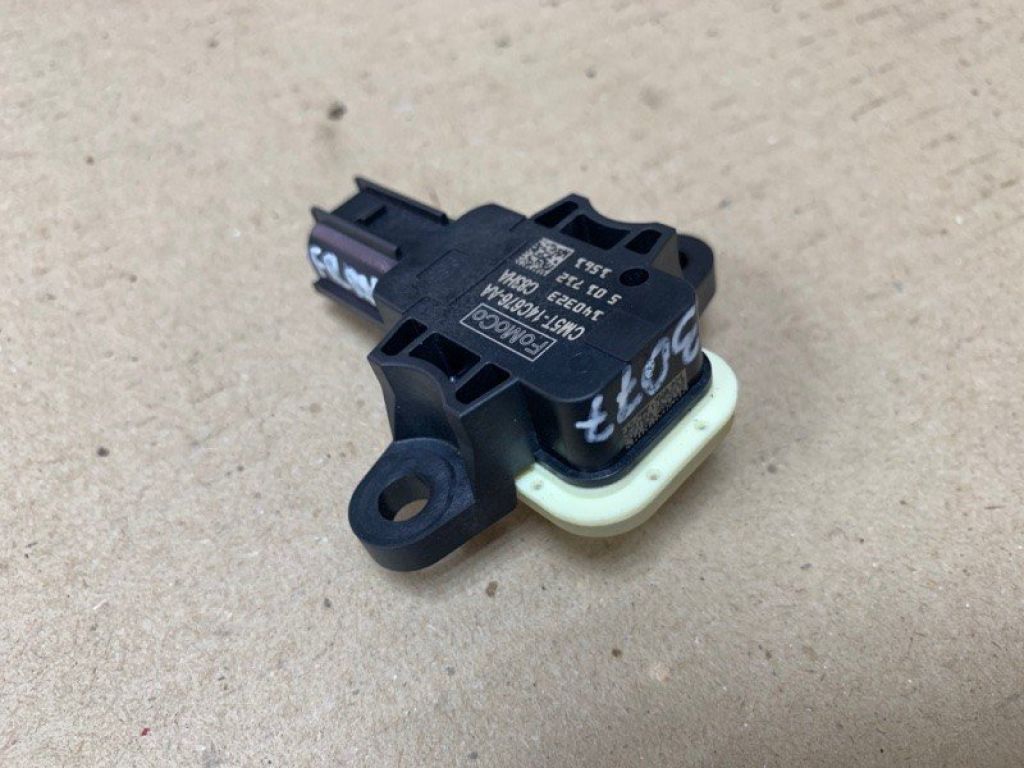 HM5Z-14B345-A | Датчик удара передн. прав. FORD FOCUS 10-18