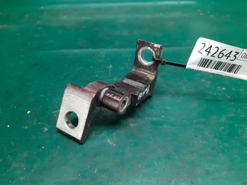 8V0 831 402 | Петля двері нижня передн. прав. AUDI A3 (8V) 12–17