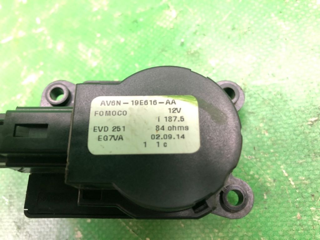 AV6Z-19E616-A | Моторчик заслінки пічки FORD FOCUS 10-18 - Фото 2
