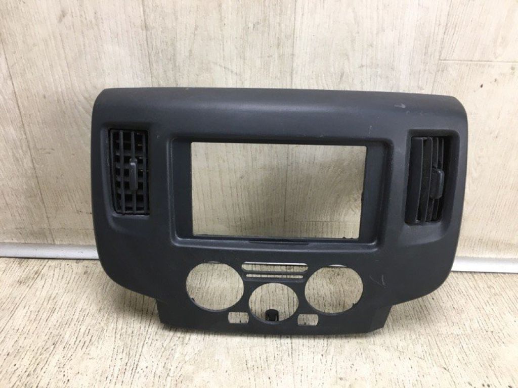 68260-3LM1A | Накладка торпедо под магнитолу NISSAN NV200 USA 13-