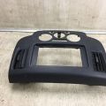 68260-3LM1A | Накладка торпедо под магнитолу NISSAN NV200 USA 13- - Превью 6