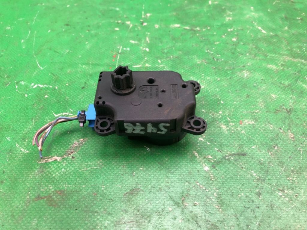 AV6Z-19E616-A | Моторчик заслонки печки FORD FOCUS 10-18 - Фото 3