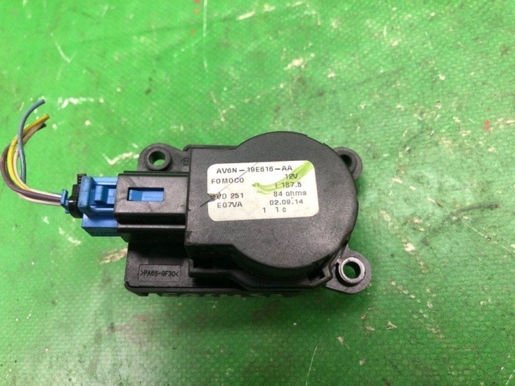 AV6Z-19E616-A | Моторчик заслонки печки FORD FOCUS 10-18 - Фото 2