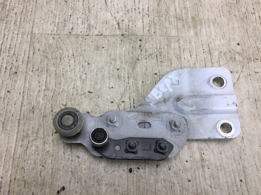 82401-JX00A | Ролик сдвижной двери верхний лев. NISSAN NV200 USA 13-