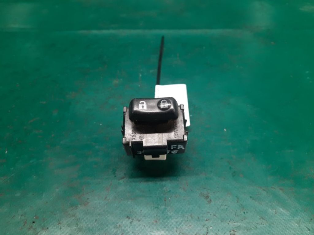 84930-0C010 | Кнопка центрального замка передн. прав. TOYOTA CAMRY 40 06-11