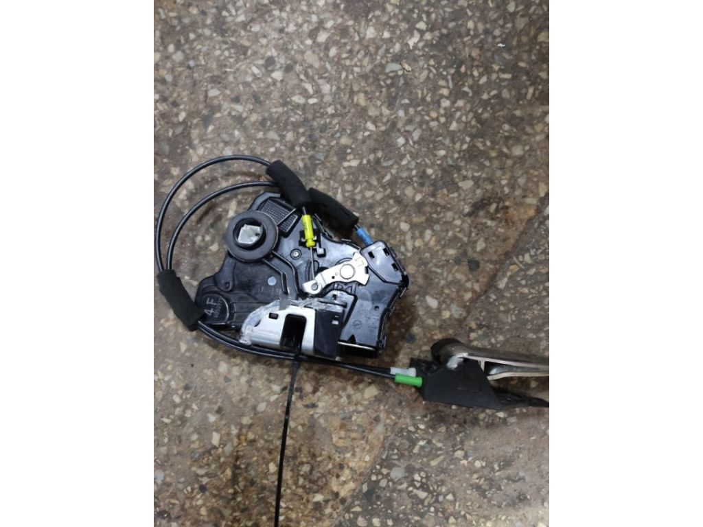 6904006180 | Замок двері передн. лів. TOYOTA CAMRY 40 06-11