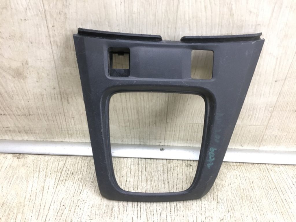 68262-3LM0A | Накладка торпедо центр. NISSAN NV200 USA 13-