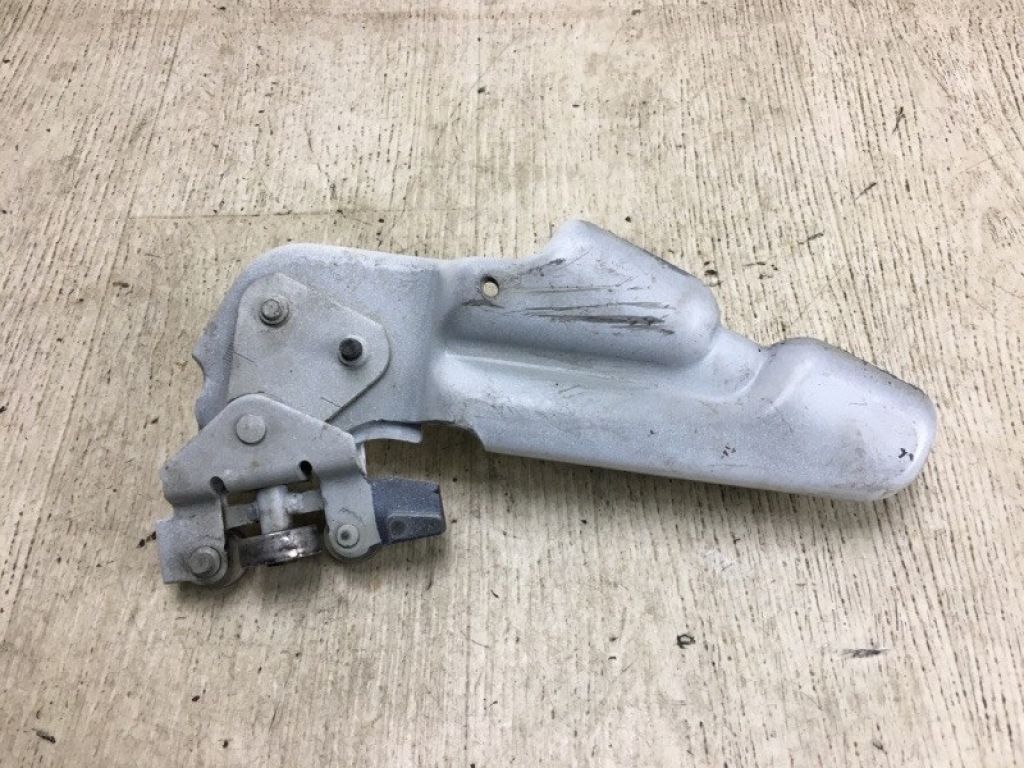 82421-JX00B | Ролик зсувних дверей нижній лів. NISSAN NV200 USA 13-