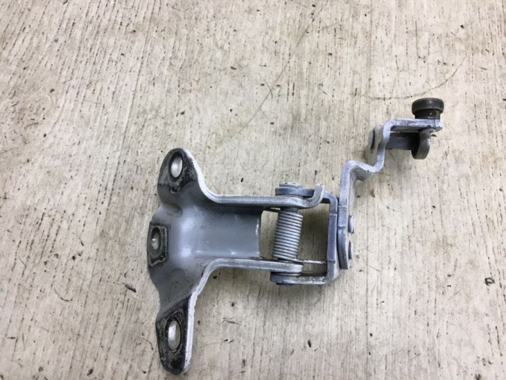 82410JX00A | Ролик сдвижной двери средний прав. NISSAN NV200 USA 13-